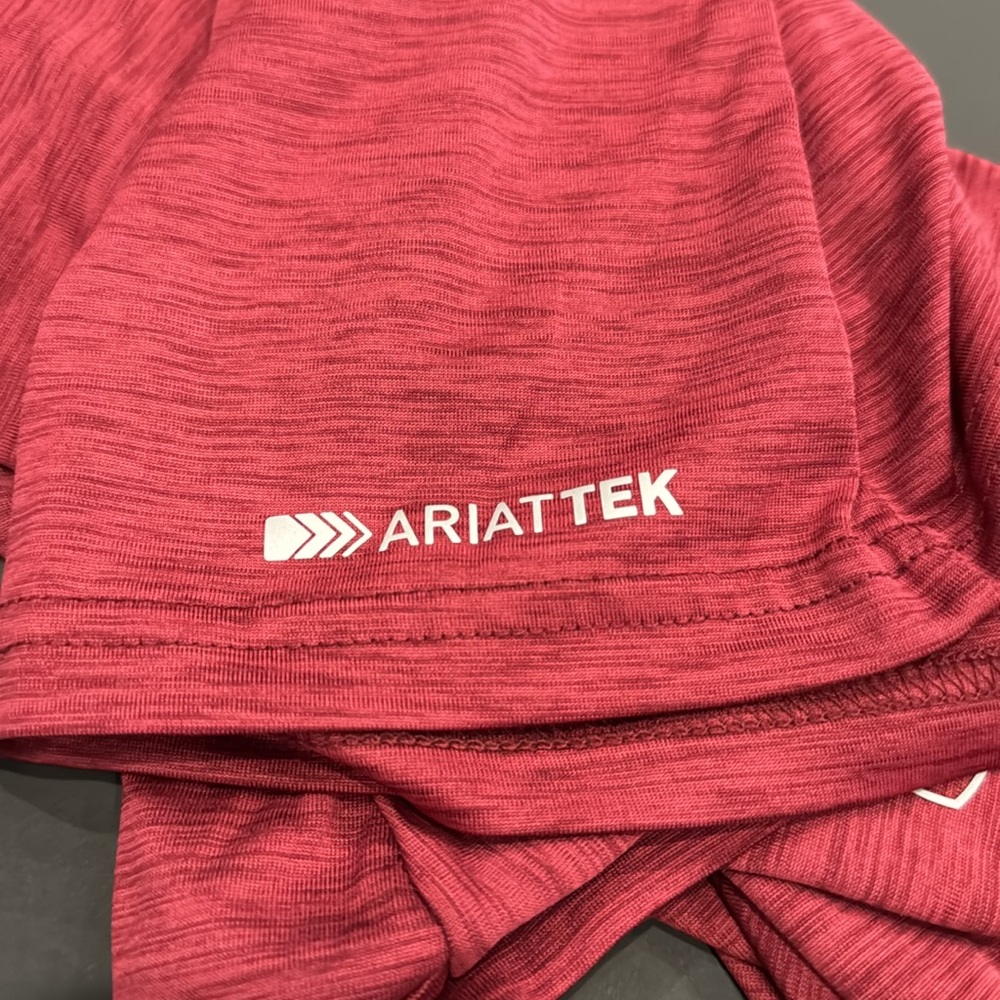 Ariat v-neck tee. Size S - Picture 3 of 3